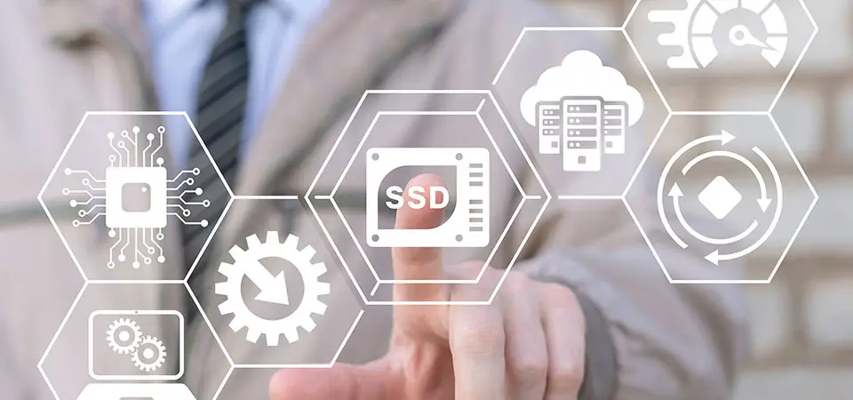 Main touchant une icône SSD entourée de symboles technologiques.